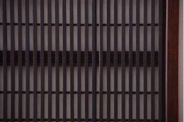 古民具・骨董　腰板玉杢材!欅枠の裏障子付き格子戸2枚セット