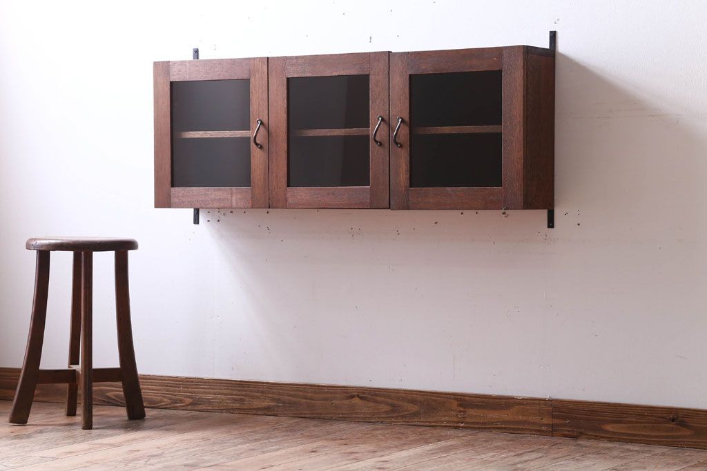 アンティーク家具　アンティーク　3つ扉の壁掛け横型キャビネット(収納棚)(1)