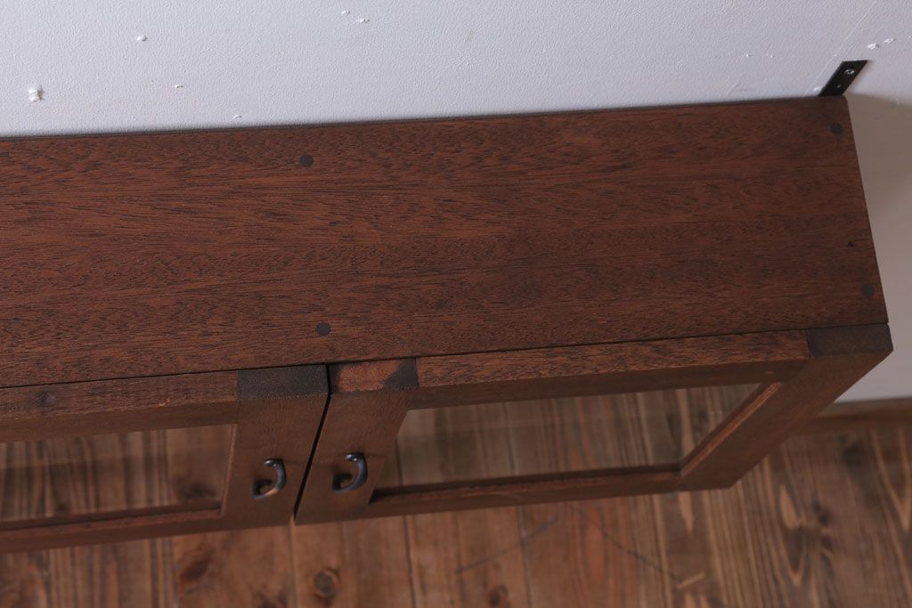 アンティーク家具　アンティーク　3つ扉の壁掛け横型キャビネット(収納棚)(1)