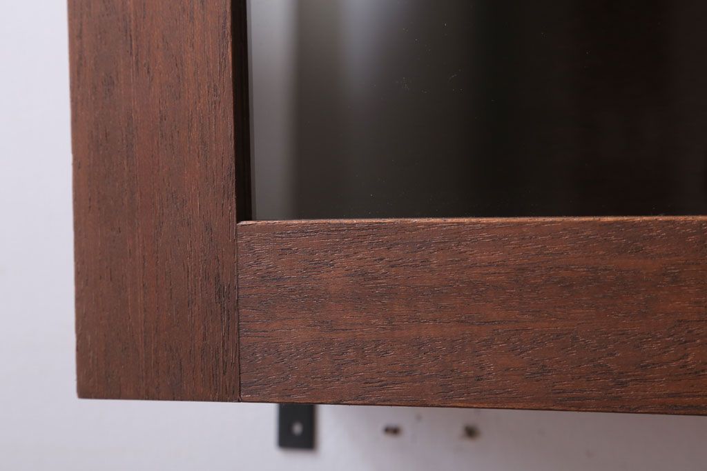 アンティーク家具　アンティーク　3つ扉の壁掛け横型キャビネット(収納棚)(1)