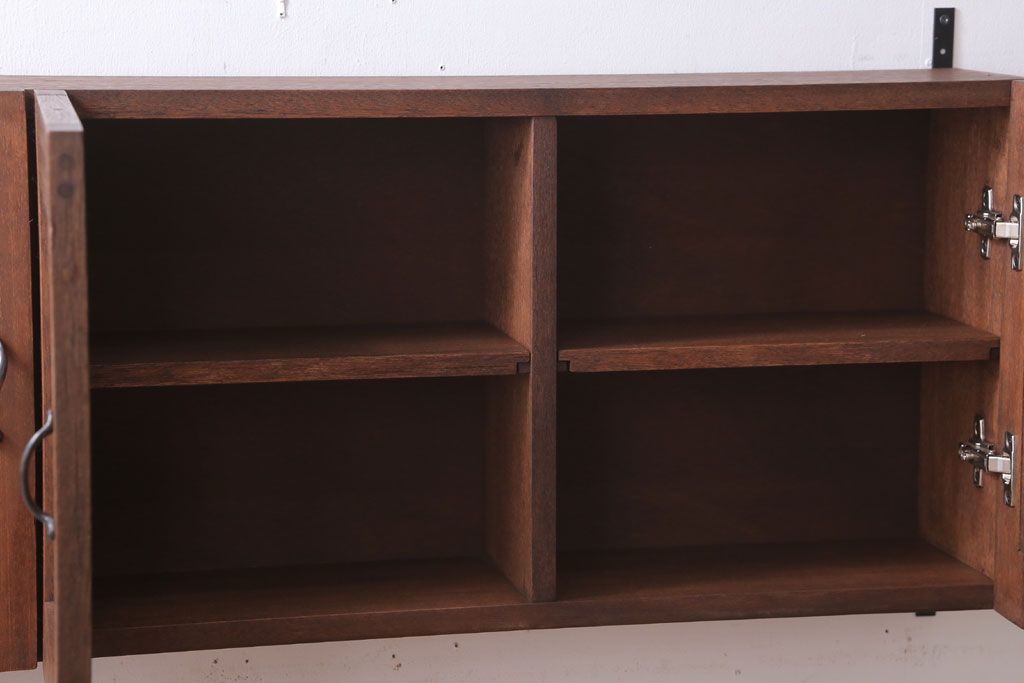 アンティーク家具　アンティーク　3つ扉の壁掛け横型キャビネット(収納棚)(1)