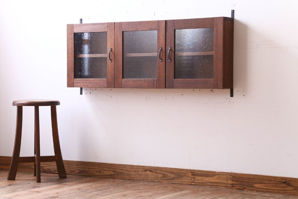 アンティーク家具　アンティーク　気泡ガラス入り!3つ扉の壁掛け横型キャビネット(収納棚)(1)