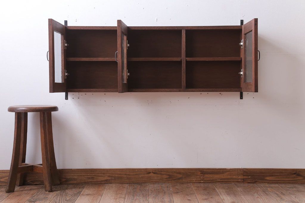 アンティーク家具　アンティーク　気泡ガラス入り!3つ扉の壁掛け横型キャビネット(収納棚)(1)