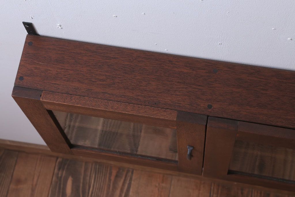 アンティーク家具　アンティーク　気泡ガラス入り!3つ扉の壁掛け横型キャビネット(収納棚)(1)