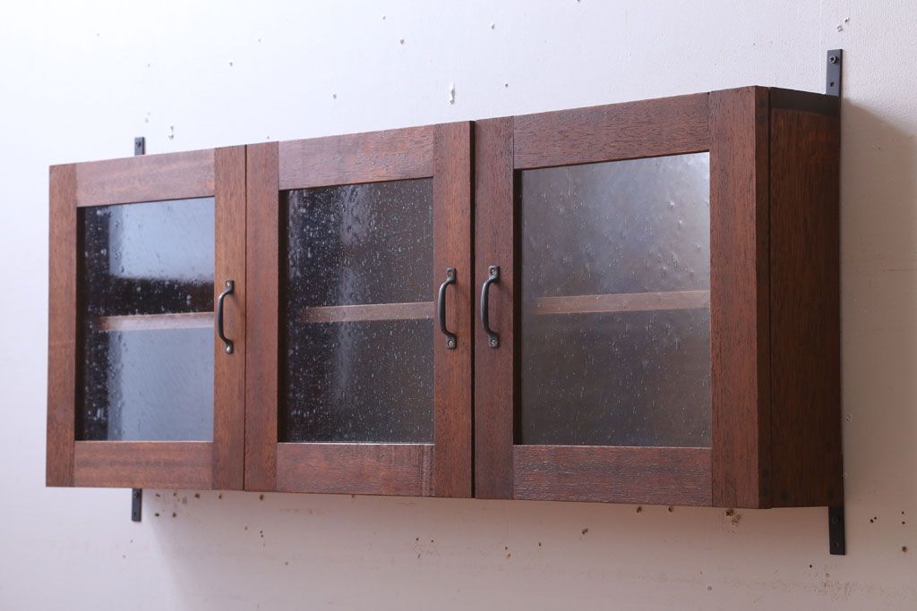 アンティーク家具　アンティーク　気泡ガラス入り!3つ扉の壁掛け横型キャビネット(収納棚)(1)