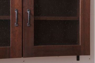 アンティーク家具　アンティーク　気泡ガラス入り!3つ扉の壁掛け横型キャビネット(収納棚)(1)