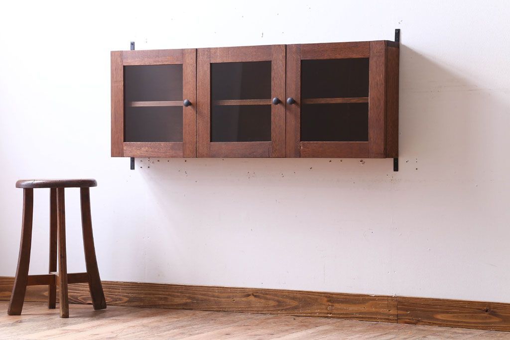 アンティーク家具　アンティーク　3つ扉の壁掛け横型キャビネット(収納棚)(2)