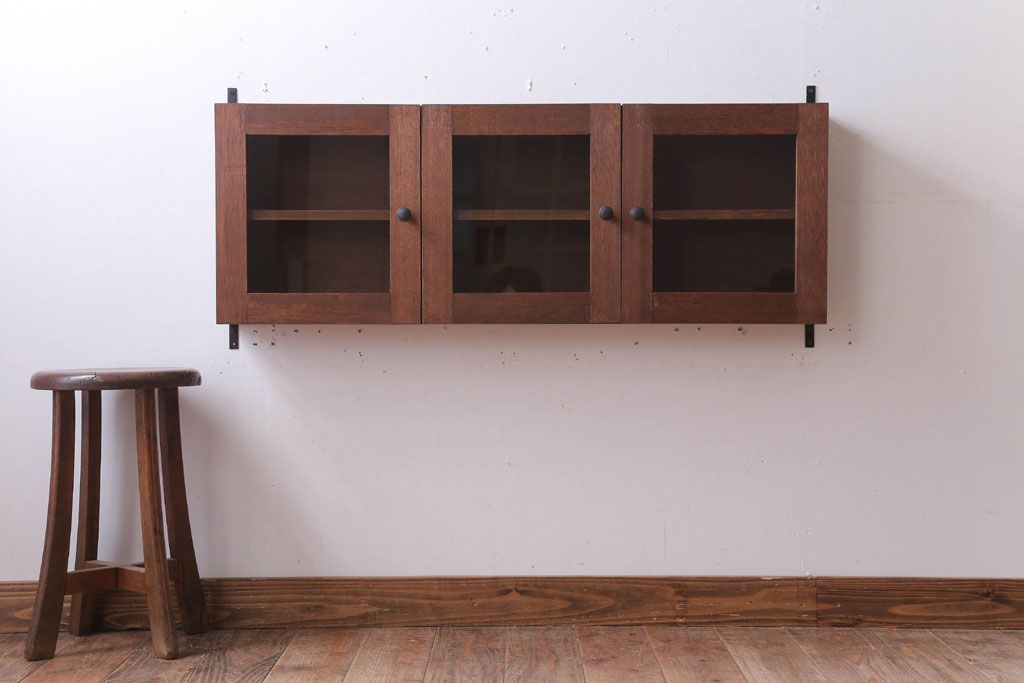 アンティーク家具　アンティーク　3つ扉の壁掛け横型キャビネット(収納棚)(2)