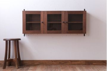アンティーク家具　アンティーク　3つ扉の壁掛け横型キャビネット(収納棚)(2)
