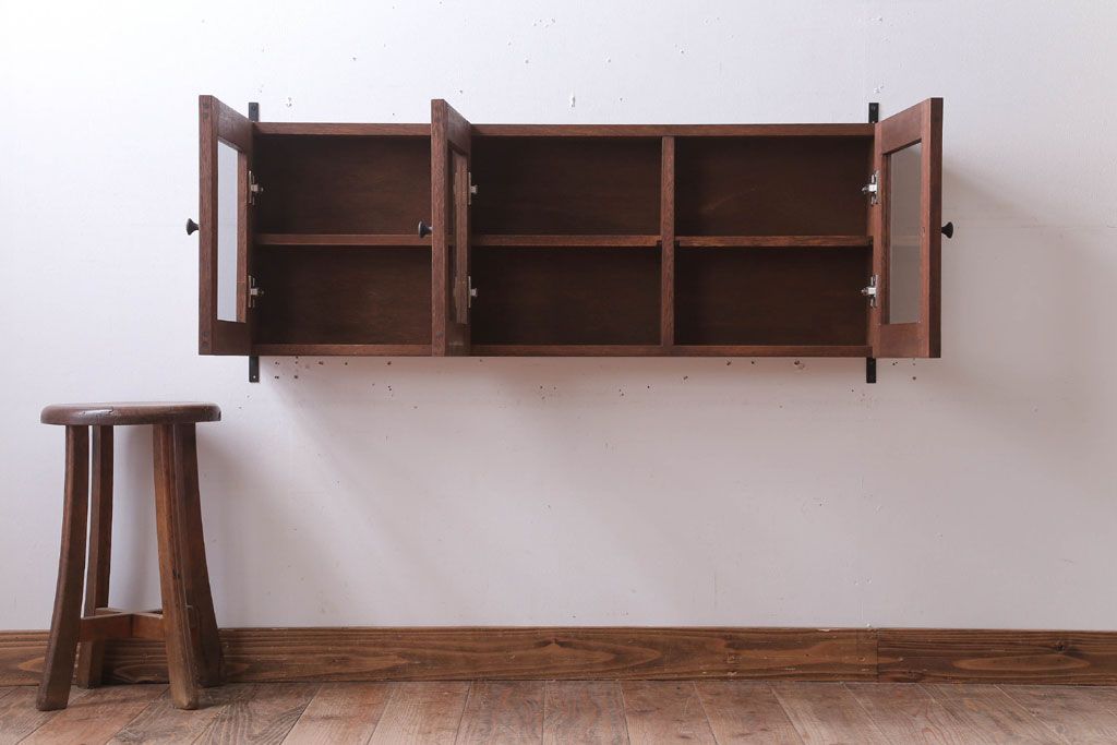 アンティーク家具　アンティーク　3つ扉の壁掛け横型キャビネット(収納棚)(2)