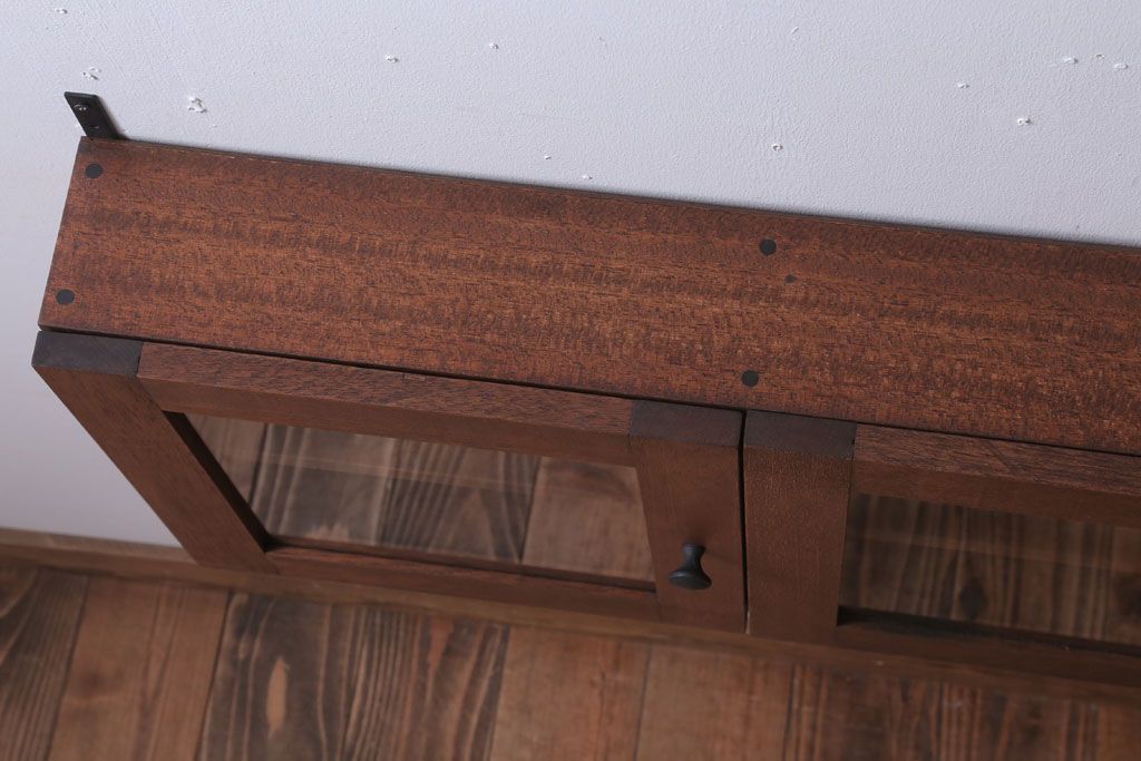 アンティーク家具　アンティーク　3つ扉の壁掛け横型キャビネット(収納棚)(2)