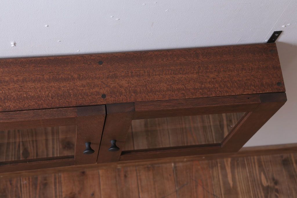 アンティーク家具　アンティーク　3つ扉の壁掛け横型キャビネット(収納棚)(2)