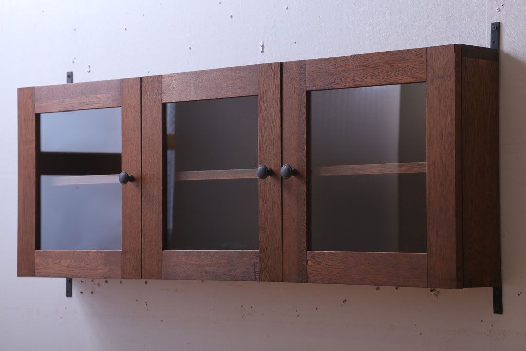 アンティーク家具　アンティーク　3つ扉の壁掛け横型キャビネット(収納棚)(2)