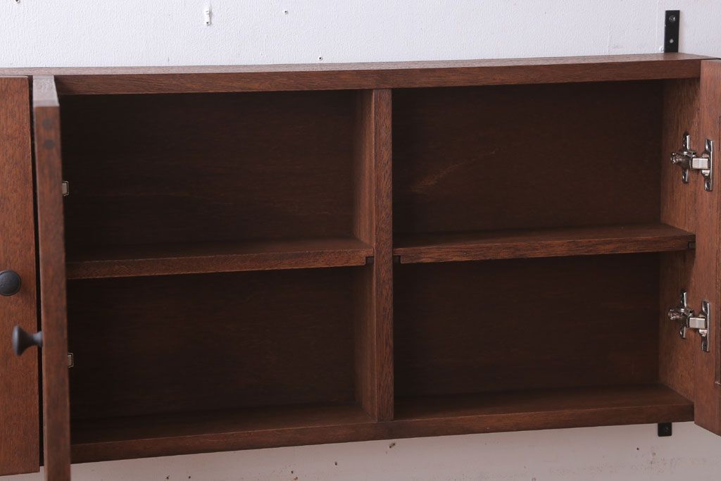 アンティーク家具　アンティーク　3つ扉の壁掛け横型キャビネット(収納棚)(2)