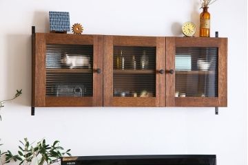 アンティーク家具　アンティーク　モールガラス入り!3つ扉の壁掛け横型キャビネット(収納棚)(1)