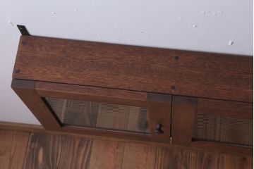 アンティーク家具　アンティーク　モールガラス入り!3つ扉の壁掛け横型キャビネット(収納棚)(1)