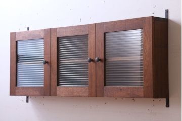 アンティーク家具　アンティーク　モールガラス入り!3つ扉の壁掛け横型キャビネット(収納棚)(1)
