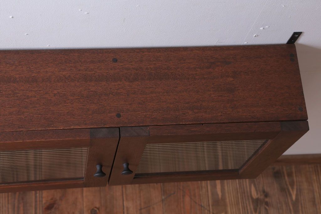 アンティーク家具　アンティーク　モールガラス入り!3つ扉の壁掛け横型キャビネット(収納棚)(3)