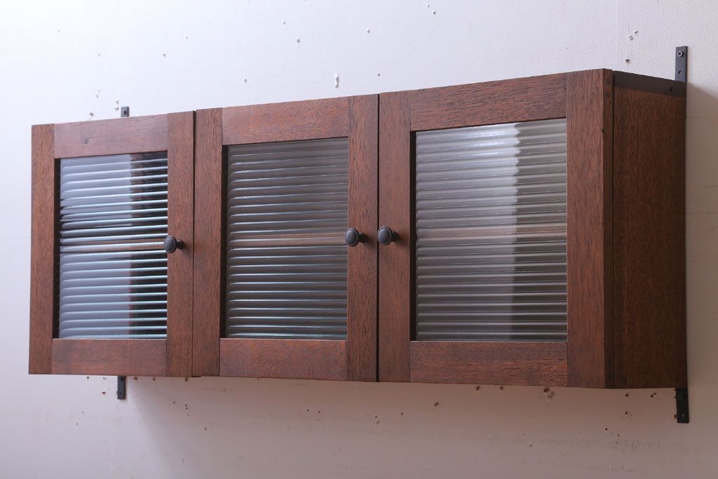 アンティーク家具　アンティーク　モールガラス入り!3つ扉の壁掛け横型キャビネット(収納棚)(3)