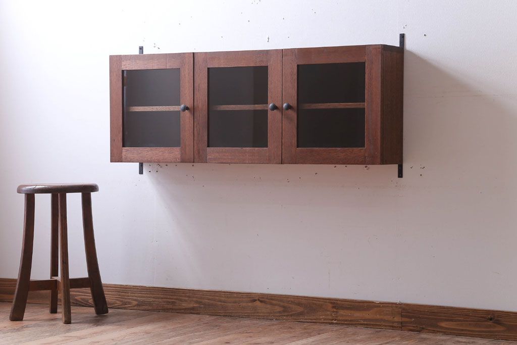 アンティーク家具　アンティーク　3つ扉の壁掛け横型キャビネット(収納棚)(3)