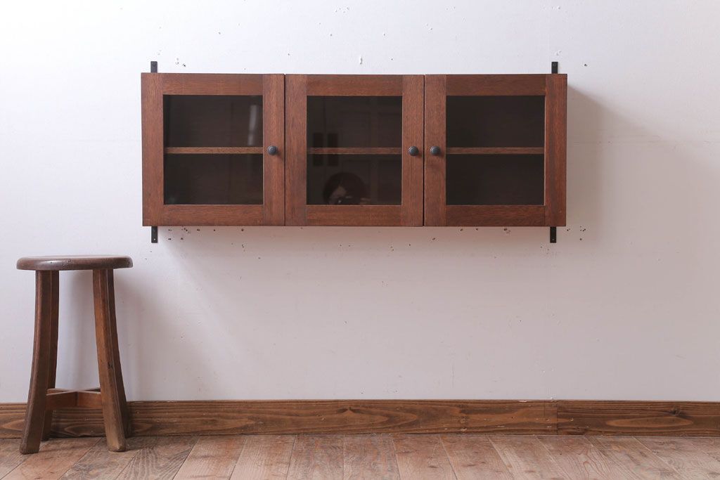 アンティーク家具　アンティーク　3つ扉の壁掛け横型キャビネット(収納棚)(3)