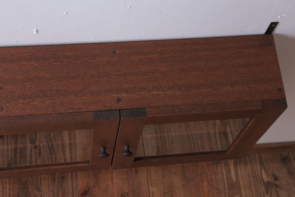 アンティーク家具　アンティーク　3つ扉の壁掛け横型キャビネット(収納棚)(3)