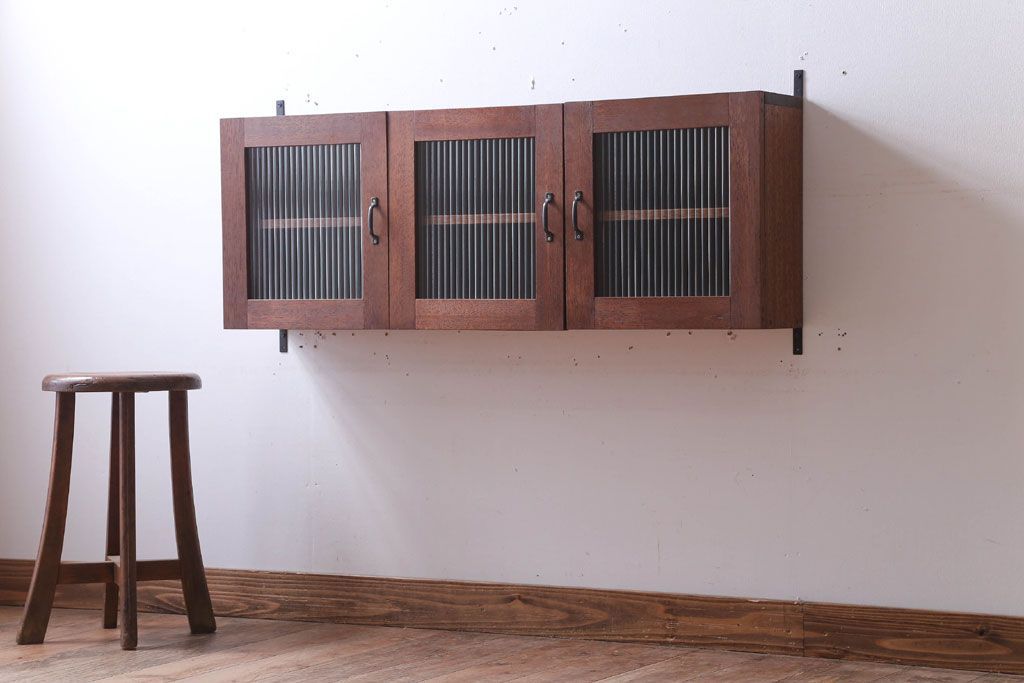 アンティーク家具　アンティーク　モールガラス入り!3つ扉の壁掛け横型キャビネット(収納棚)