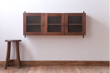 アンティーク家具　アンティーク　モールガラス入り!3つ扉の壁掛け横型キャビネット(収納棚)