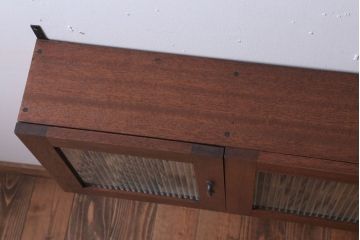 アンティーク家具　アンティーク　モールガラス入り!3つ扉の壁掛け横型キャビネット(収納棚)