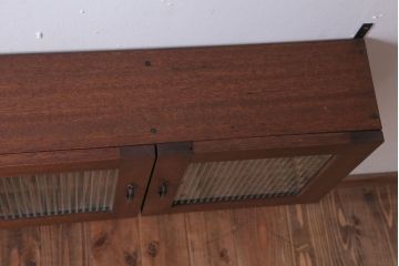 アンティーク家具　アンティーク　モールガラス入り!3つ扉の壁掛け横型キャビネット(収納棚)