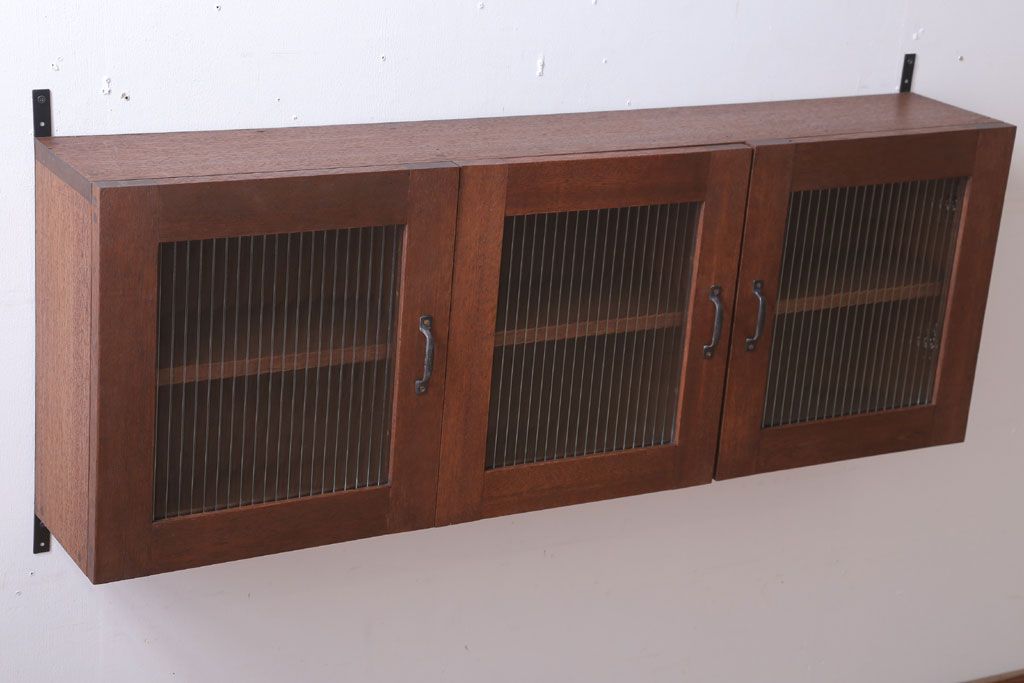 アンティーク家具　アンティーク　モールガラス入り!3つ扉の壁掛け横型キャビネット(収納棚)