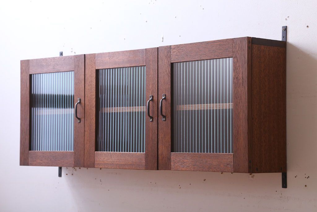 アンティーク家具　アンティーク　モールガラス入り!3つ扉の壁掛け横型キャビネット(収納棚)