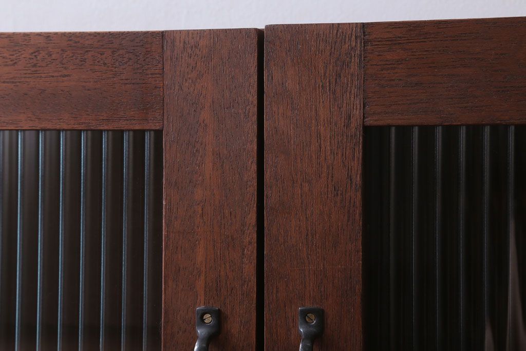 アンティーク家具　アンティーク　モールガラス入り!3つ扉の壁掛け横型キャビネット(収納棚)