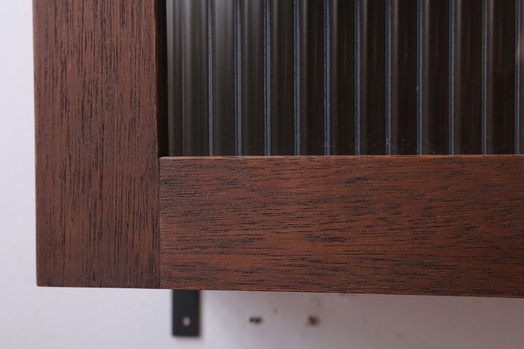 アンティーク家具　アンティーク　モールガラス入り!3つ扉の壁掛け横型キャビネット(収納棚)