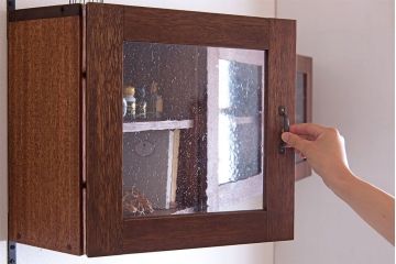 アンティーク家具　アンティーク　気泡ガラス入り!3つ扉の壁掛け横型キャビネット(収納棚)(3)