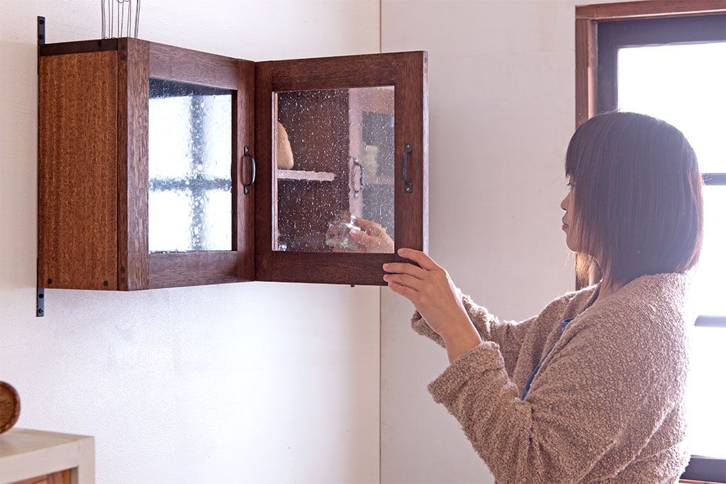 アンティーク家具　アンティーク　気泡ガラス入り!3つ扉の壁掛け横型キャビネット(収納棚)(3)