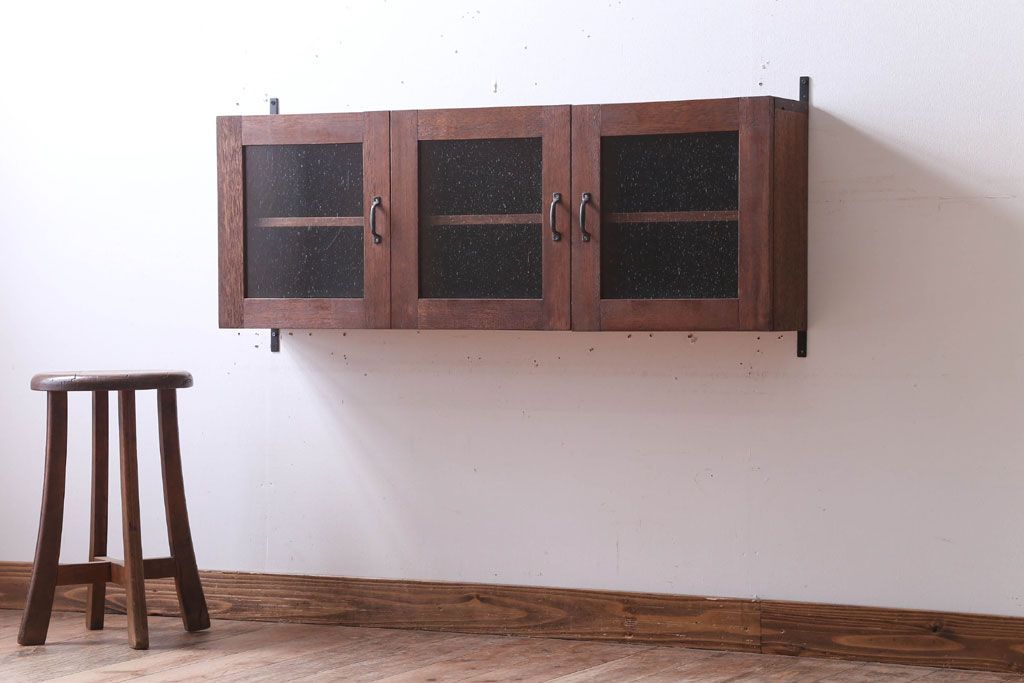 アンティーク家具　アンティーク　気泡ガラス入り!3つ扉の壁掛け横型キャビネット(収納棚)(3)