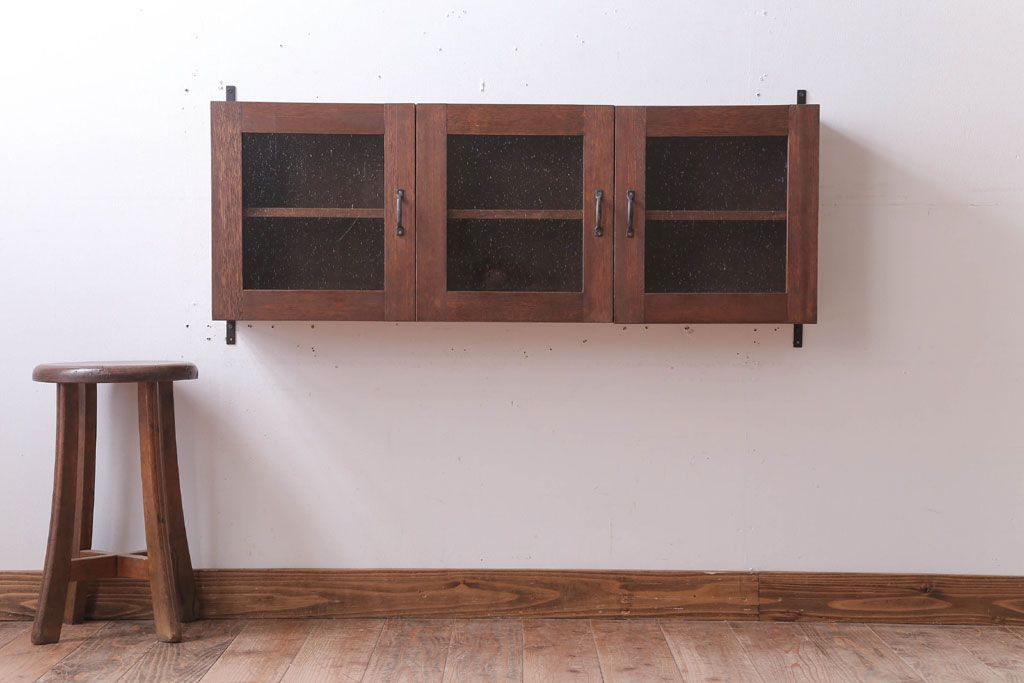 アンティーク家具　アンティーク　気泡ガラス入り!3つ扉の壁掛け横型キャビネット(収納棚)(3)