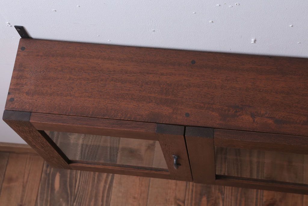 アンティーク家具　アンティーク　気泡ガラス入り!3つ扉の壁掛け横型キャビネット(収納棚)(3)