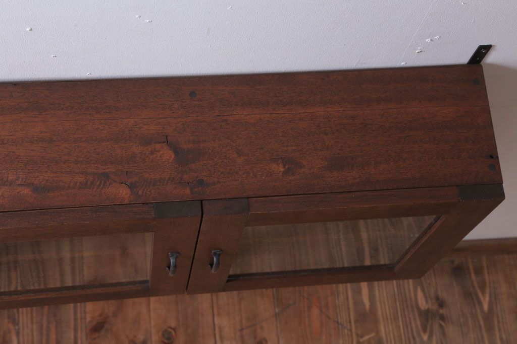 アンティーク家具　アンティーク　気泡ガラス入り!3つ扉の壁掛け横型キャビネット(収納棚)(3)