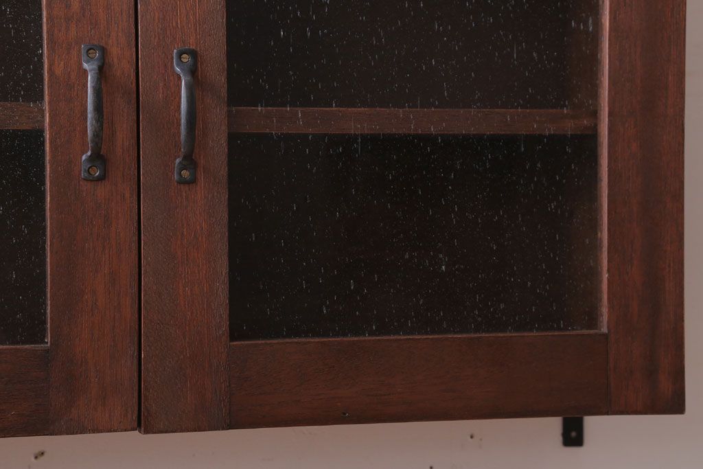 アンティーク家具　アンティーク　気泡ガラス入り!3つ扉の壁掛け横型キャビネット(収納棚)(3)