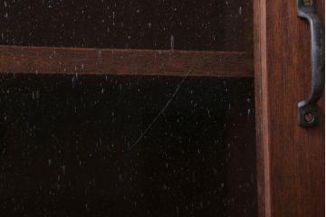 アンティーク家具　アンティーク　気泡ガラス入り!3つ扉の壁掛け横型キャビネット(収納棚)(3)