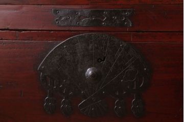 アンティーク家具　古民具・骨董　明治〜大正　扇金具が美しい二段重ね衣装箪笥