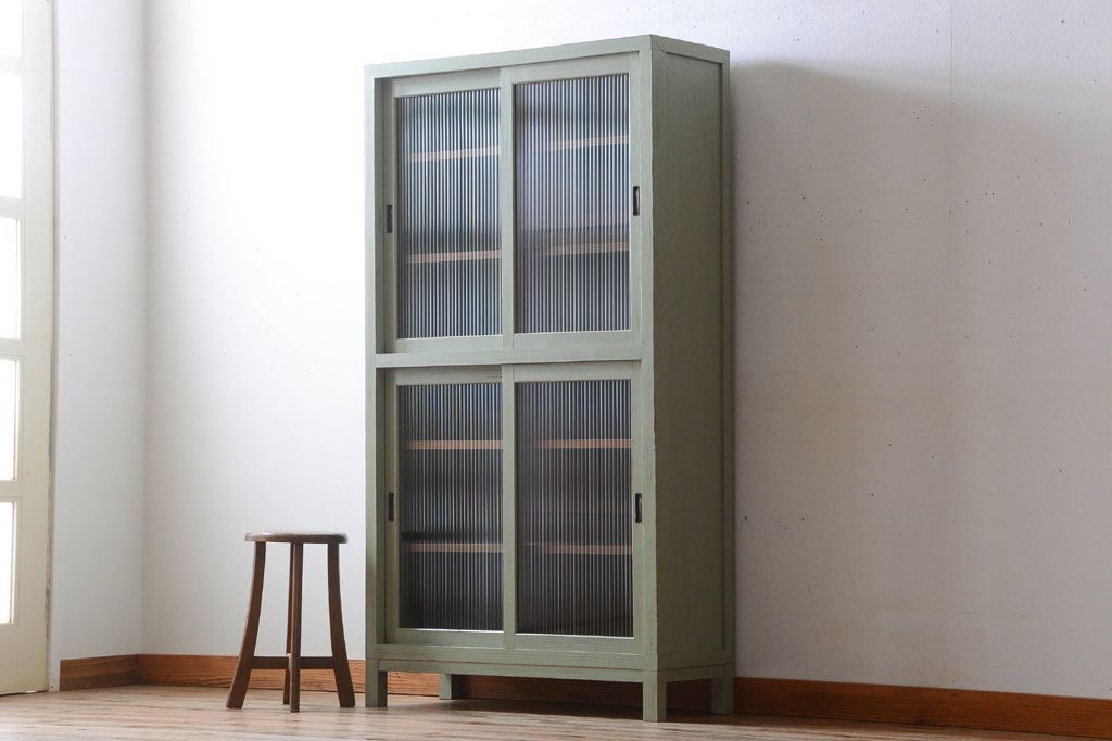 アンティーク家具　アンティークペイント　モールガラス入り!脚付き縦型収納棚(食器棚)