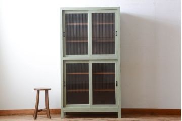 アンティーク家具　アンティークペイント　モールガラス入り!脚付き縦型収納棚(食器棚)