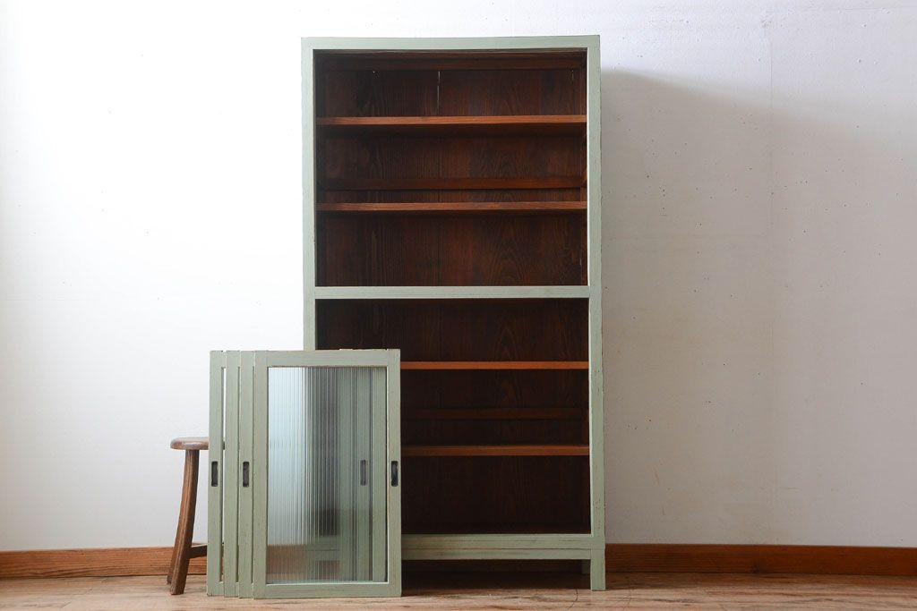 アンティーク家具　アンティークペイント　モールガラス入り!脚付き縦型収納棚(食器棚)