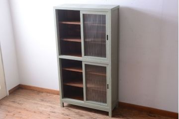 アンティーク家具　アンティークペイント　モールガラス入り!脚付き縦型収納棚(食器棚)
