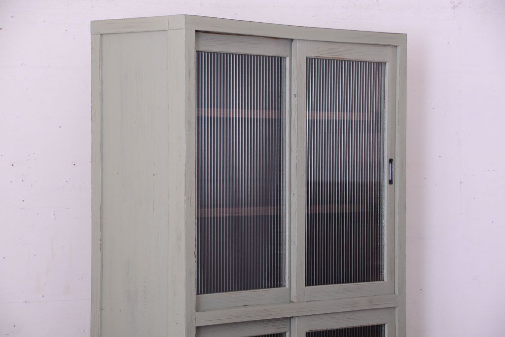 アンティーク家具　アンティークペイント　モールガラス入り!脚付き縦型収納棚(食器棚)