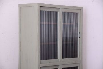 アンティーク家具　アンティークペイント　モールガラス入り!脚付き縦型収納棚(食器棚)