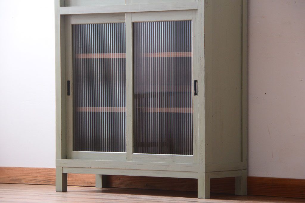 アンティーク家具　アンティークペイント　モールガラス入り!脚付き縦型収納棚(食器棚)